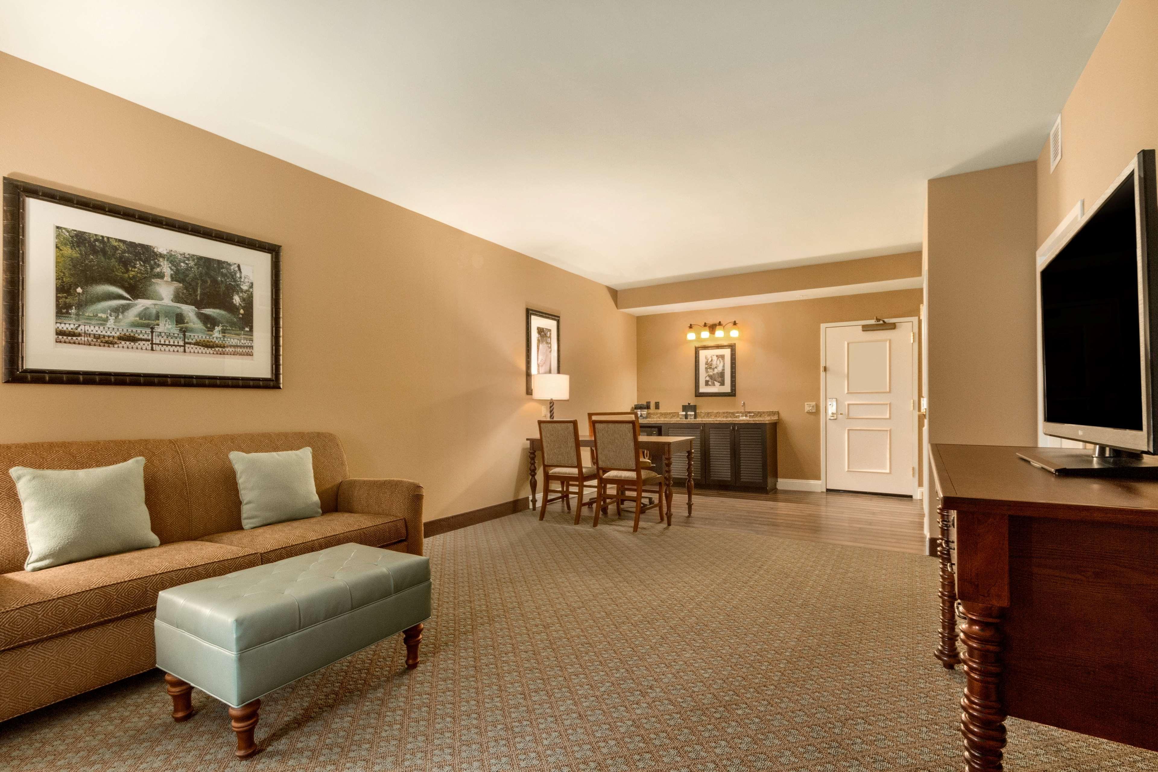 Embassy Suites Savannah Historic District Екстериор снимка