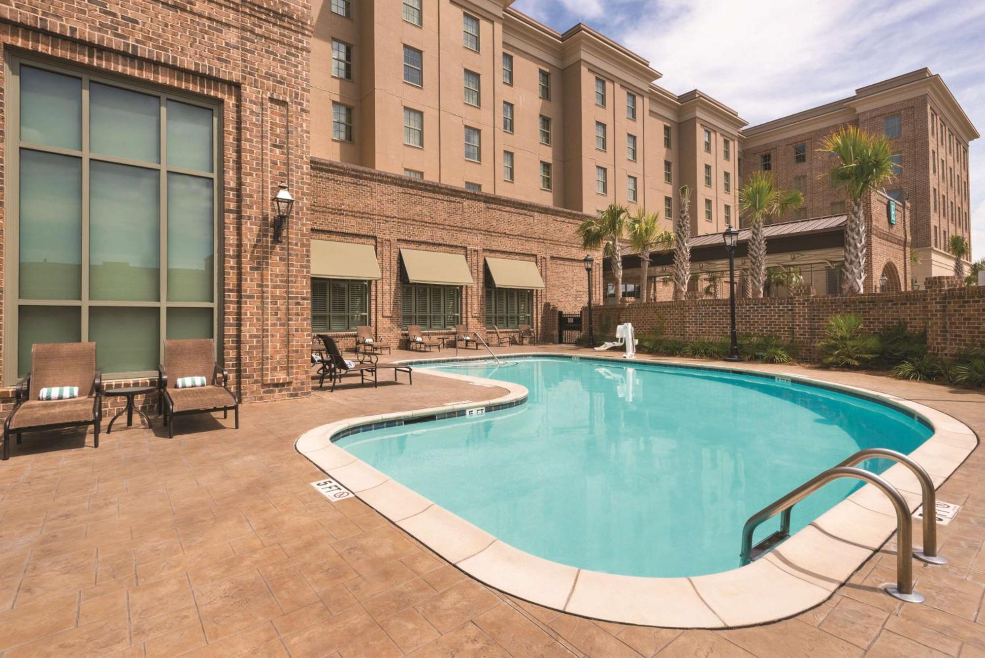 Embassy Suites Savannah Historic District Екстериор снимка