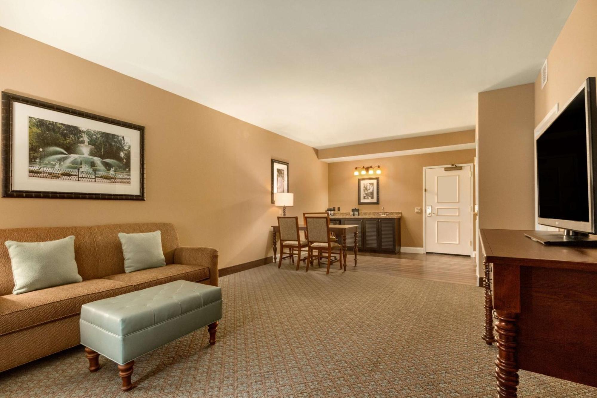 Embassy Suites Savannah Historic District Екстериор снимка