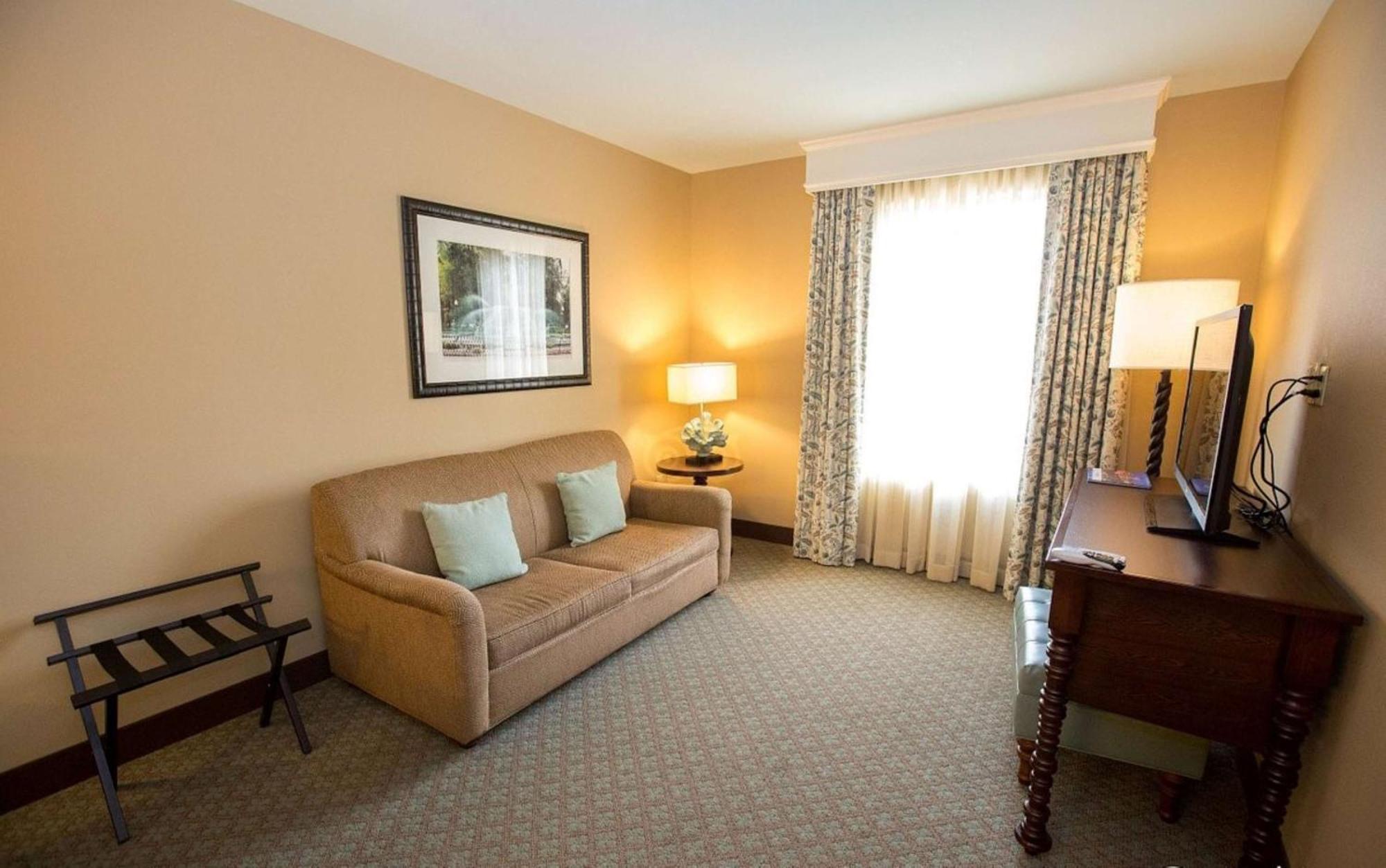 Embassy Suites Savannah Historic District Екстериор снимка
