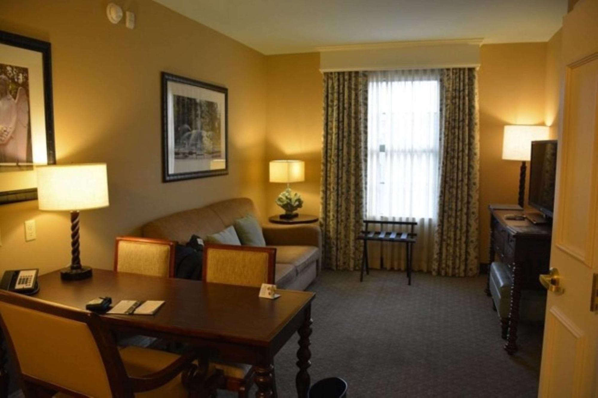 Embassy Suites Savannah Historic District Екстериор снимка