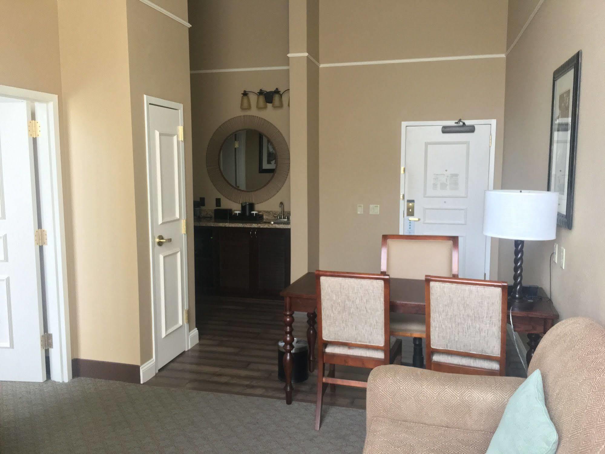 Embassy Suites Savannah Historic District Екстериор снимка