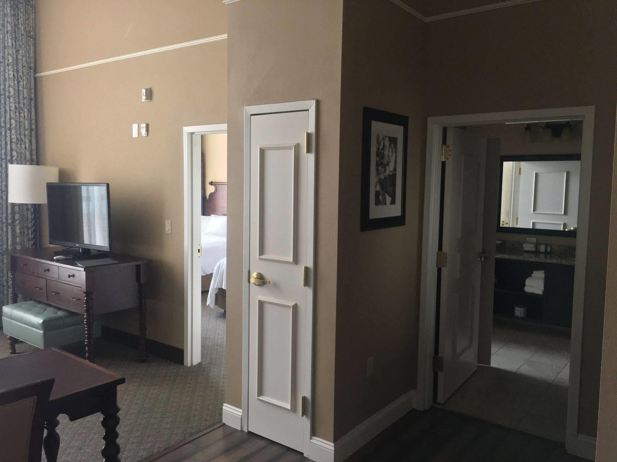 Embassy Suites Savannah Historic District Екстериор снимка